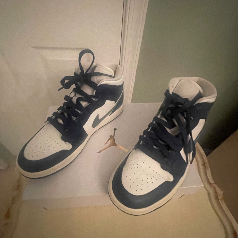 Awesome Jordan woman's 1 MID. Excellent condition.
